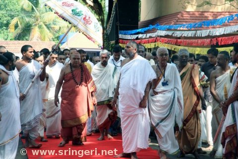 Jagadguru graces the Peetham’s educational Institutions at Kalady