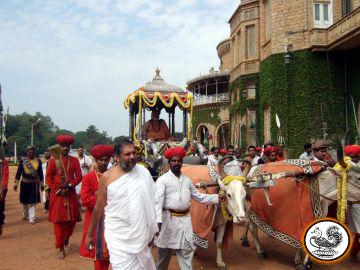 Royal scion of Mysore performs Pada Puja