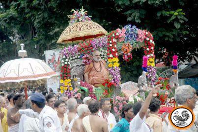 Jagadguru arrives in Mumbai